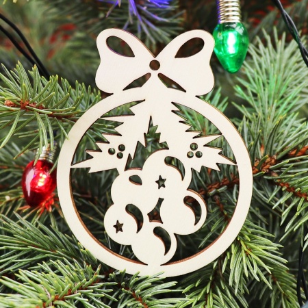 Drevená vianočná ozdoba na stromček guľa 10, 70x90mm